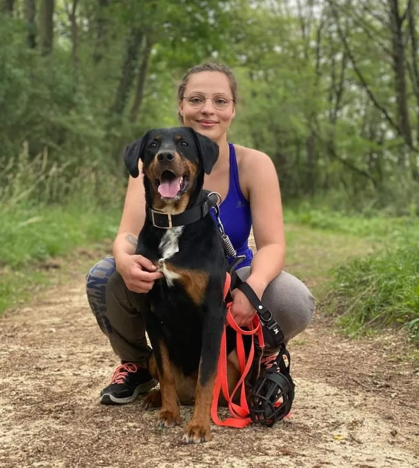 Éducatrice canine et toiletteuse de Passion Happy Dog en balade avec un chien